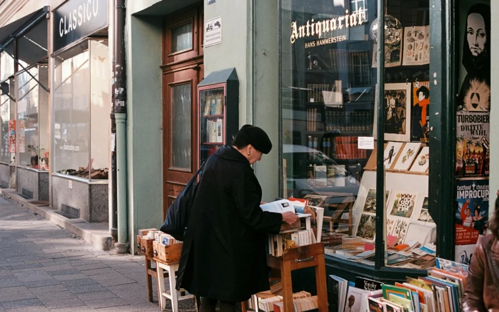 Cliente hojeando un libro en la sección de novedades literarias