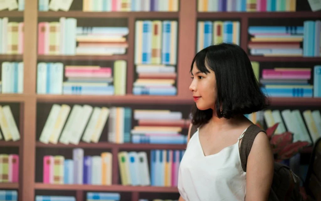 Clientes explorando libros en pasillos silenciosos de una librería especializada